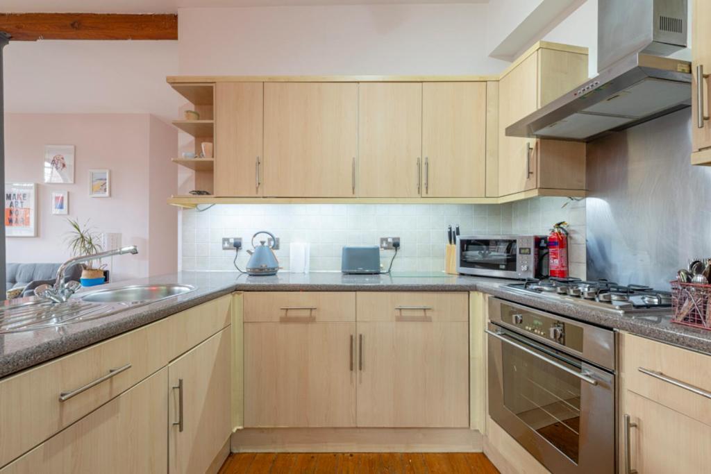5 Mins Walk From Centre, Spacious City Apt, Open-Plan Нотингам Екстериор снимка
