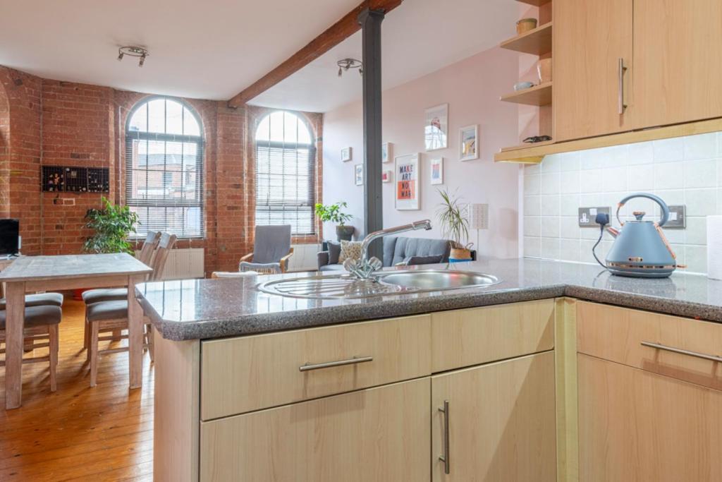 5 Mins Walk From Centre, Spacious City Apt, Open-Plan Нотингам Екстериор снимка